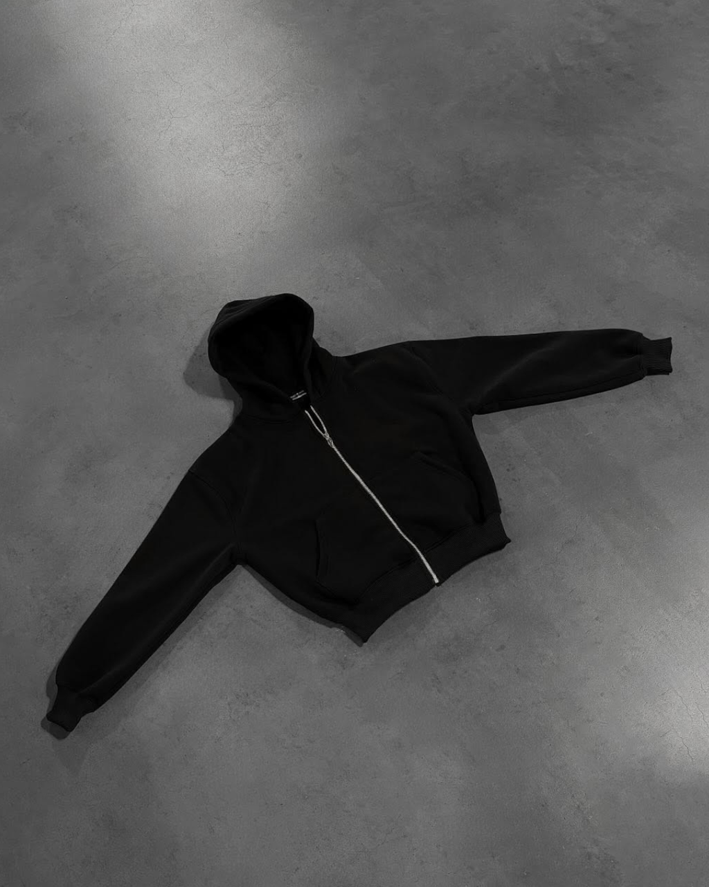 BLACK ZIP HOODIE — NEGRO